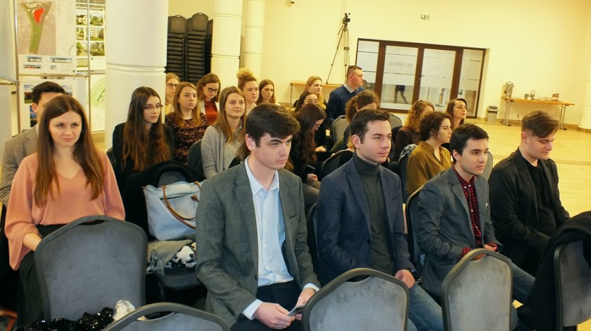 Warszawscy studenci podczas seminarium w Urzędzie Miejskim w...