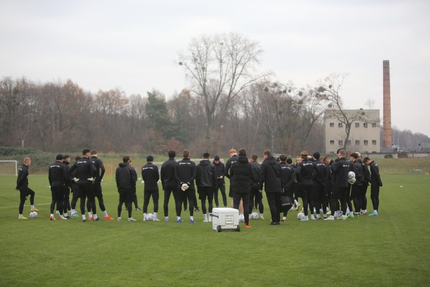 05.12.2022. Pierwszy trening Piasta Gliwice po przerwie po...