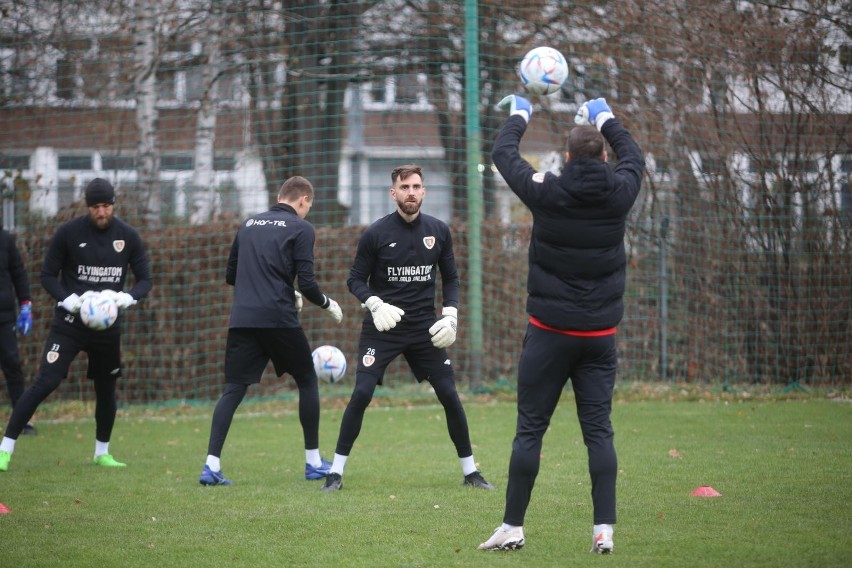 05.12.2022. Pierwszy trening Piasta Gliwice po przerwie po...