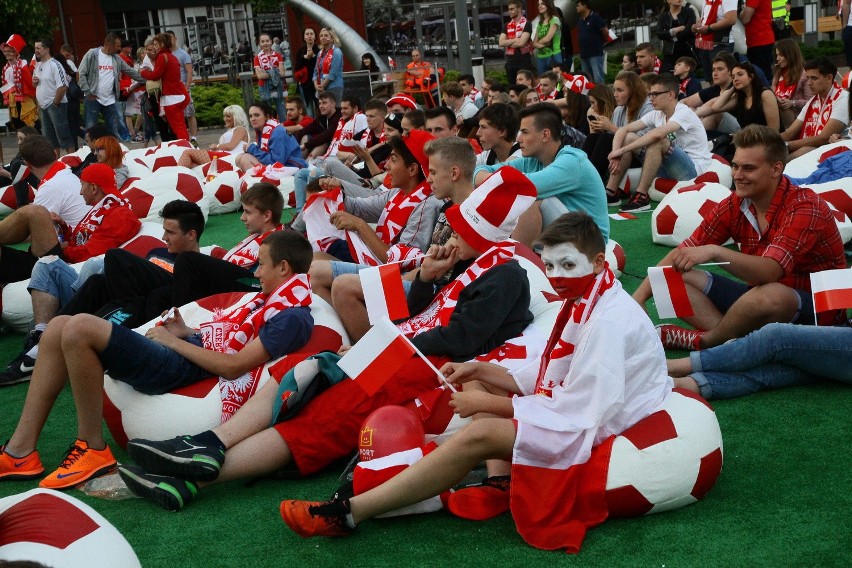 Łodzianie kibicują w Porcie Łódź podczas meczu Polska-Niemcy
