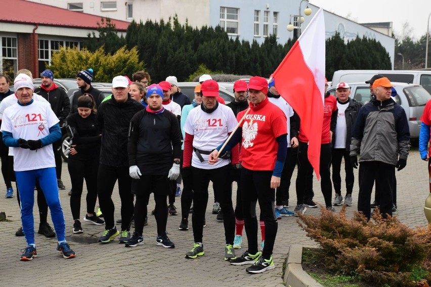 Uczestnicy biegu wystartowali przy Szkole Podstawowej w...