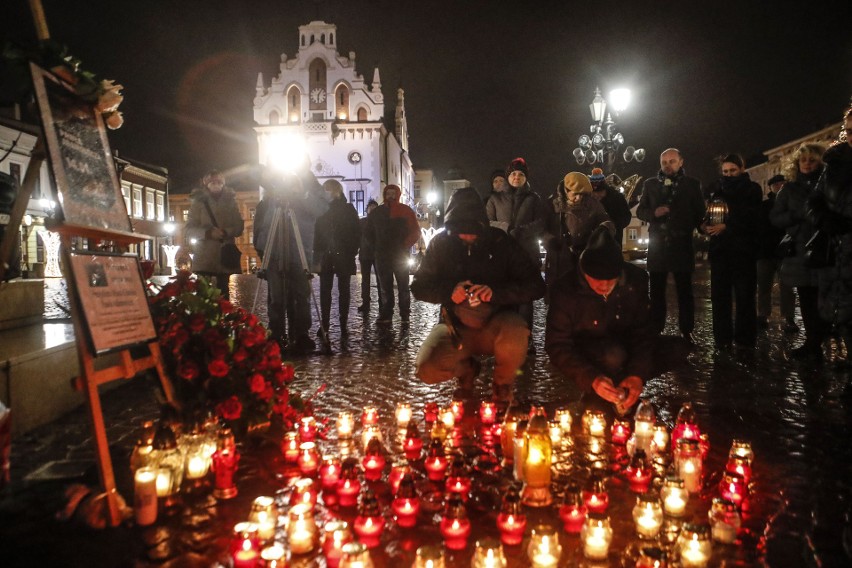 Na rzeszowskim rynku pojawiło się serce ze zniczy, które...