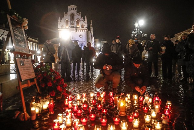Na rzeszowskim rynku pojawiło się serce ze zniczy, które jest swoistym protestem przeciw nienawiści.