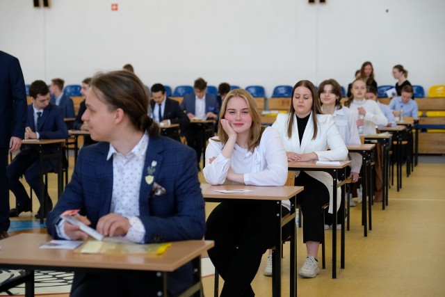 W Toruniu, podobnie jak w pozostałych szkołach średnich w Polsce rozpoczęła się matura. W środę do egzaminu dojrzałości przystąpiło prawie 2,5 tys. absolwentów toruńskich szkół. Matury rozpoczęły się tradycyjnie od języka polskiego. W kolejne dni matura z matematyki i języka angielskiego. Tak było tuż przed egzaminem w IV Liceum Ogólnokształcącego w Toruniu.Zobacz także:Rozpoczynają się matury