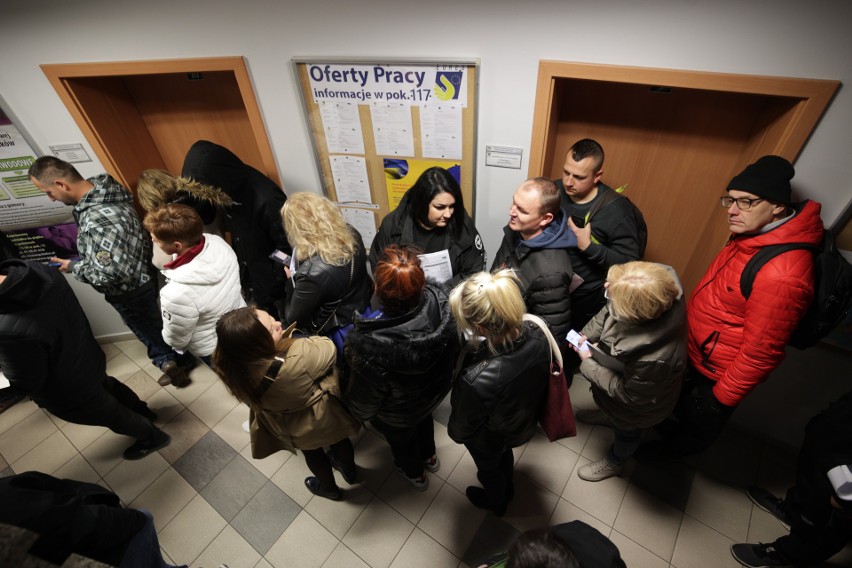 Kolejka na setki osób w Wojewódzkim Urzędzie Pracy w Kielcach. Ludzie czekają na złożenie wniosku o dofinansowanie szkolenia. Jest awantura