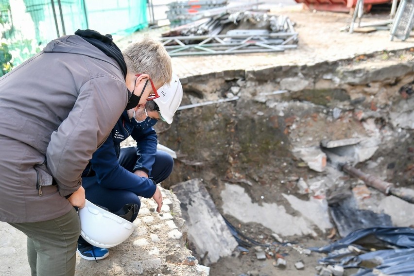 Niespodzianka podczas remontu Wielkiego Młyna w Gdańsku. Archeolodzy odsłonili kamienny dysk