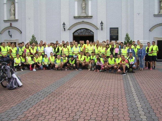 Pątnicy wyjechali ze Starej Błotnicy po porannej mszy w sanktuarium maryjnym. Na Jasną Górę dotrą w piątek 14 lipca.