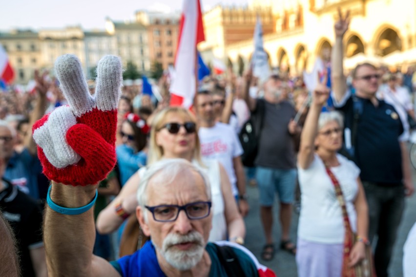 Kraków. Manifestacja KOD na Rynku Głównym w obronie...