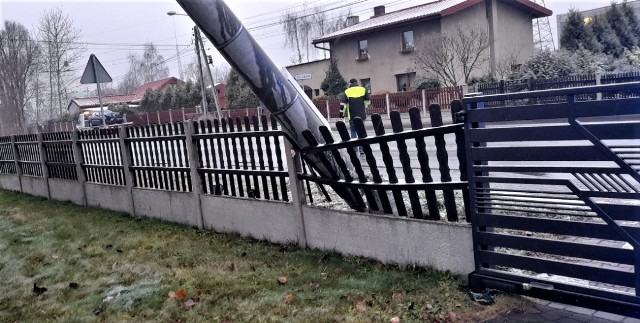 Ornontowice. Wjechał w słup energetyczny, który... przewrócił się na dom. Kierowca był pijany