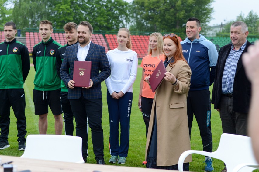 Modernizacja stadionu w Starachowicach, podpisano umowę z wykonawcą. Koszt inwestycji to prawie 29 milionów złotych. Zobacz zdjęcia 