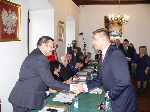 Od lewej nowy przewodniczący Rady Miasta Wojciech Czerwiec przyjmuje gratulacje od nowego burmistrza Marcina Marca.