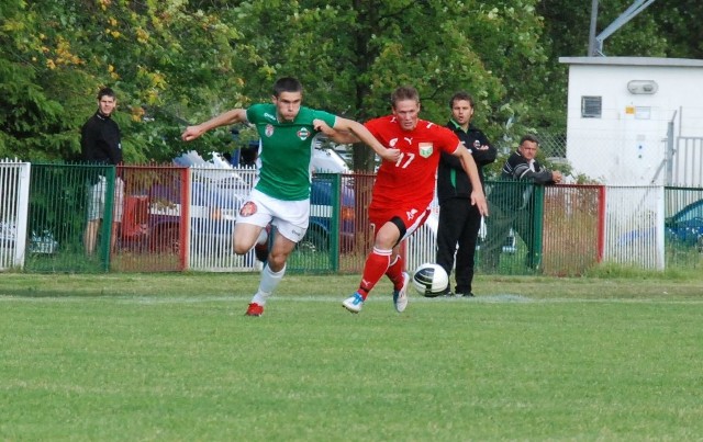 Paweł Tarnowski (z lewej) w pierwszej połowie meczu trafił piłką w słupek. Obok pomocnik Mazura, Mateusz Lewicki.