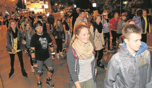 Na nocnych przejazdach rolkarzy potrafi sie pojawić nawet kilka tysięcy osób. W Białymstoku też jest ich coraz więcej.