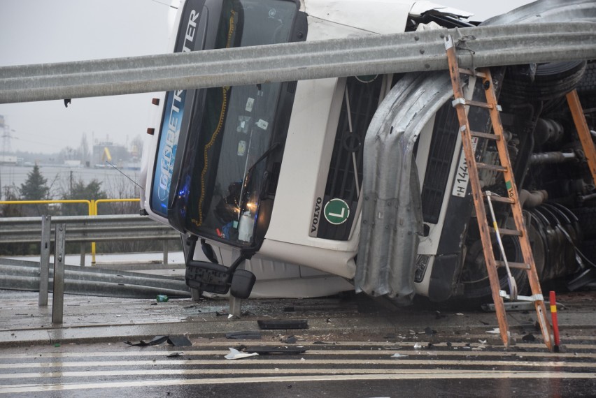 TIR przewoził 21 ton gruszek.