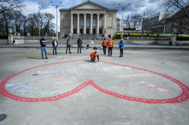W niedzielę, 25 kwietnia, przypada Międzynarodowy Dzień Świadomości Alienacji Rodzicielskiej. Z tej okazji Stowarzyszenie "Nasze Dzieci - Razem Przeciw Alienacji w Rodzinie" zorganizowało happening przed poznańską operą. Na dnie fontanny w parku Mickiewicza narysowali ogromne serce. Każda chętna osoba mogła wziąć udział w malowaniu serca kredowego dla swojego alienowanego dziecka. Alienacja rodzicielska to pojęcie określające wszelkie formy izolowania dziecka od drugiego rodzica, które prowadzą zaburzenia relacji między dzieckiem i jednym z rodziców. Zobacz, jak powstawało serce dla alienowanych rodzin. Przejdź dalej --->