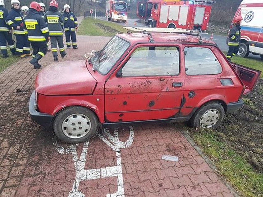 Wypadek w Starym Sączu. Kierowca nie pokonał zakrętu przy wyjeździe z centrum w kierunku Nowego Sącza