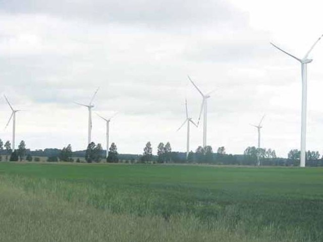 Farmy wiatrowe stoją już m.in. w okolicach Karścina. Niebawem elektrownia wiatrowa powstanie także w Kościernicy.