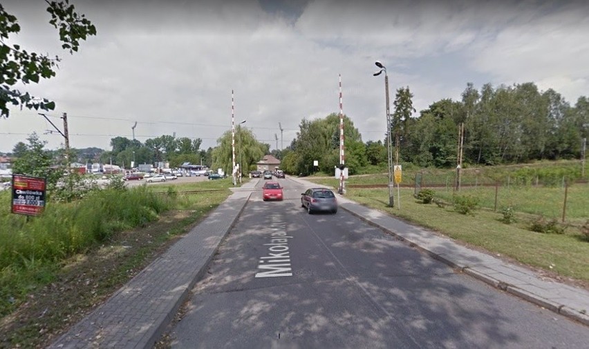 Na ulicy Kopernika w Wodzisławiu Śl. auto utknęło pomiędzy...