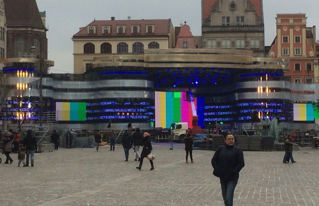 Na sylwestrowej scenie trwają testy świateł