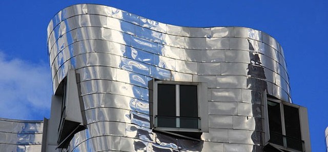 Jeden z budynków zaprojektowanych przez Franka Gehry'ego. Dokument o asłynnym architekcie, realizowany przez Sydneya Pollacka, będazie można obejrzeć 12 czerwca w kinie WDK.
