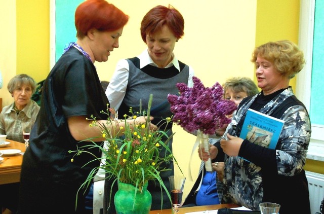 Albinę Róg (z prawej) powitała na wernisażu Agata Jackiewicz, dyrektor Miejsko-Gminnego Ośrodka Kultury w Skalbmierzu.