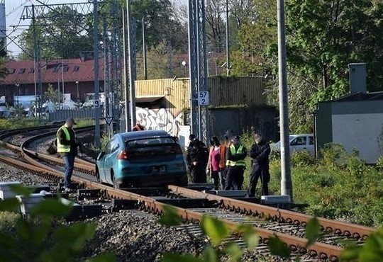 Wypadek w Bielsku - Białej: 19-latek uciekał przed policją, wjechał na torowisko i zablokował ruch pociągów ZDJĘCIA 