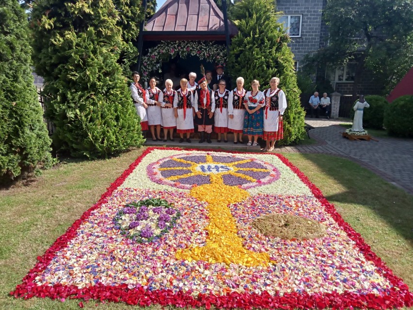 Ubiegłoroczny dywan z kwiatów przed kaplicą w Czubrowicach