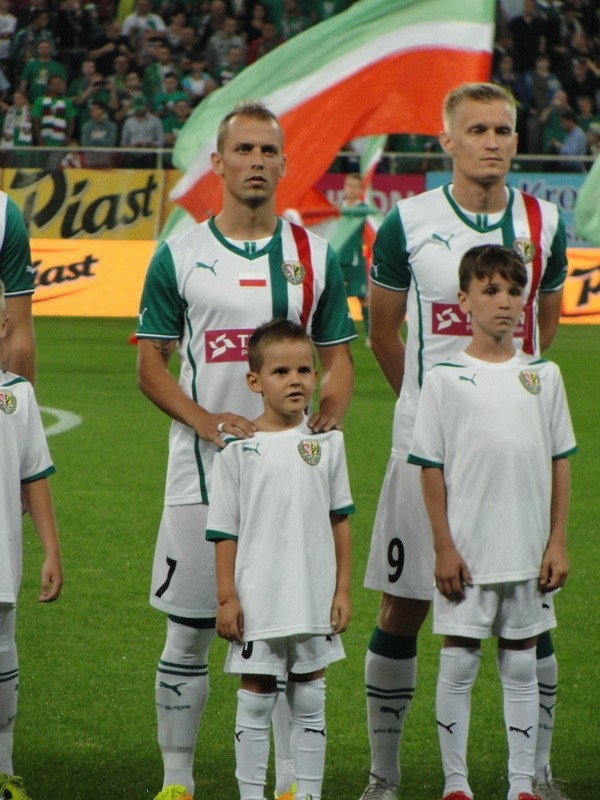 Sebino Plaku (z lewej), a przed nim mały Julek Jasiewicz -...