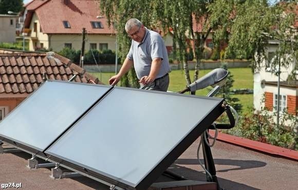 Cezary Kurdej sprawdza szczelność niedawno zainstalowanych solarów na dachu swojego domu