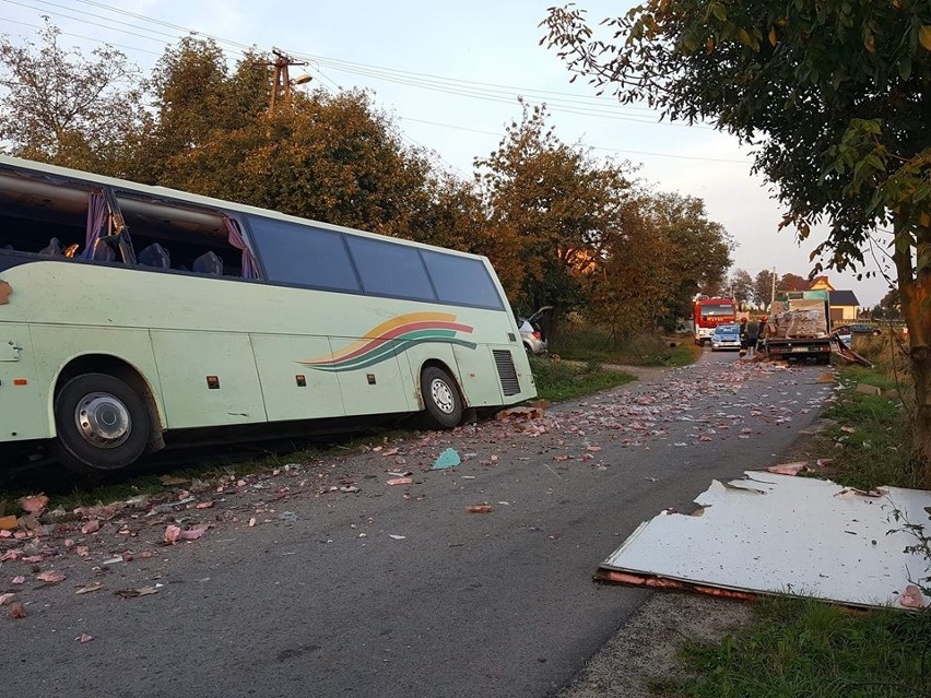 Wypadek w Jaksicach. Autokar zderzył się z samochodem, kilka...