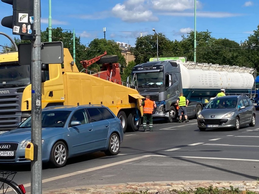 MPK Poznań: Zderzenie dwóch ciężarówek na rondzie Śródka. Uwaga na utrudnienia!