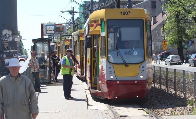 Wypadek na al. Kościuszki. Tramwaj potrącił pieszą [zdjęcia]