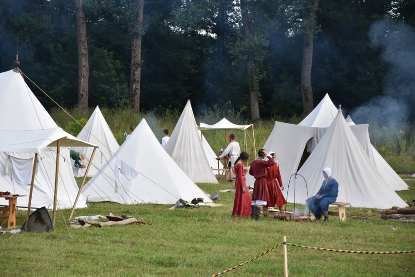 Rycerze walczą na siewierskich błoniach. 28 lipca bitwa o zamek w Siewierzu