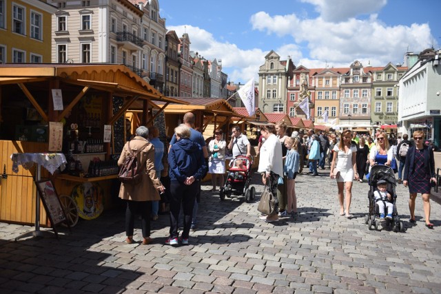 Na Starym Rynku stanie blisko 100 drewnianych domków i kramów. Będą one czynne codziennie od godziny 10 do 21. Będzie można tutaj kupić na przykład biżuterię z bursztynu, różnego rodzaju ozdoby, odzież i galanterię z Indii i Nepalu, sukienki, kapelusze, szale czy ręcznie szyte notesy. Swoje kolekcje zaprezentują kolekcjonerzy, filateliści, numizmatycy i fani staroci.