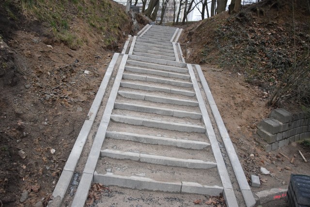 Schody powstają ledwie kilka metrów od siebie.