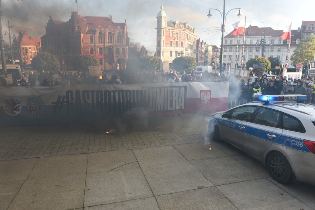 Toruń: Protest branży gastronomicznej w Toruniu. Trumna pod Kopernikiem! ZDJĘCIA