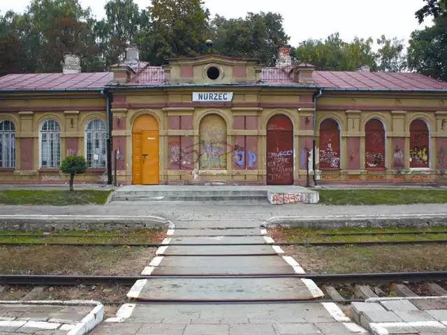 Nawet w tym stanie ponadstuletni budynek dworca w Nurcu zachwyca swoją urodą. Szkoda, że nie ma dobrego gospodarza, który ocaliłby ten zabytkowy obiekt przed kompletnym zniszczeniem.