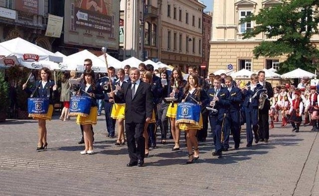 Pińczowski korowód na Rynku Głównym tradycyjnie otwierać będzie Młodzieżowa Orkiestra Dęta Szkoły Muzycznej I Stopnia pod batutą Tadeusza Bartosa. 