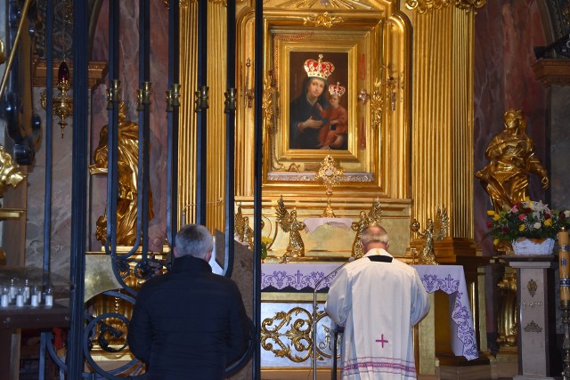 W Bazylice Katedralnej w Kielcach w środę o godzinie 12 modlił się między innymi biskup kielecki Jan Piotrowski.