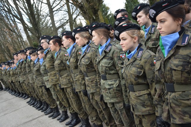 - To jedna z ważniejszych dat. Pokazuje nam, jak w tamtych latach Polacy okazywali patriotyzm. Oni się nie poddawali. Dla nich najważniejsza była ojczyzna, rodzina. Sybiracy walczyli o to, by powrócić do Polski. My dziś musimy się na nich wzorować i cieszyć się z wolności – mówił nam Dominik Sinicki, uczeń Zespołu Szkół Technicznych i Ogólnokształcących w Gorzowie. We wtorek 12 lutego uczniowie tej szkoły – konkretnie: Kompania Kadetów im. Zesłańców Sybiru – zorganizowali na gorzowskim cmentarzu uroczystość w 79. rocznicę pierwszej wywózki Polaków na Sybir. Zachęcamy do obejrzenia naszej galerii z tej uroczystości.Gorzów. Tak dziś wygląda budynek byłego oddziału zakaźnego