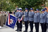 Policjanci świętowali na  gorlickim Rynku. Wręczono awanse i podziękowano za ciężką służbę [ZDJECIA]