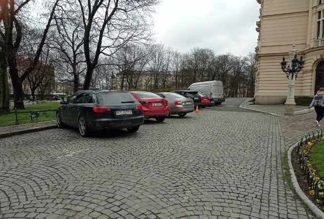 Kraków. Spór o parking na placu św. Ducha. Strażnicy miejscy zostawiają kartki za szybami aut [ZDJĘCIA]