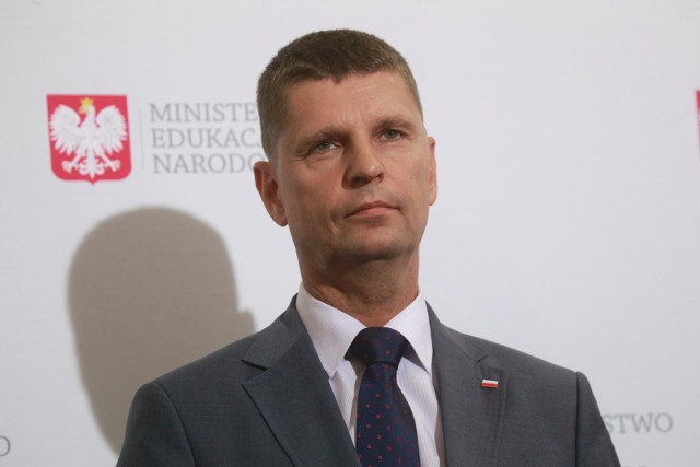 Dariusz Piontkowski, wiceminister edukacji i nauki pytany przez i.pl o to dlaczego odrzucone przez sejmową komisję wyjaśnił, że „poprawki opozycji tak naprawdę zlikwidowałyby wszystkie zapisy dotyczące kuratorów oświaty”