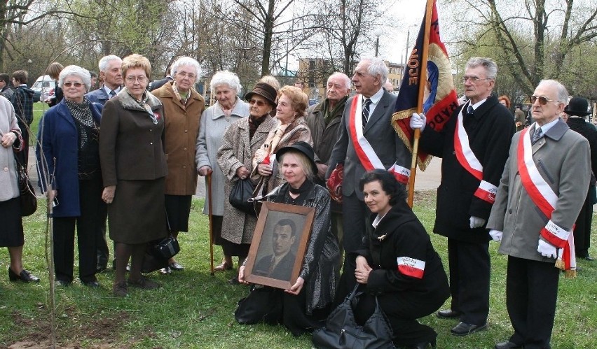 Członkowie stowarzyszenia Rodzina Katyńska przy jednym z...