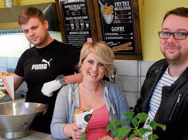 Adam Cygański (od lewej) oraz  Laura i Adam Gielewscy  serwują w Bydgoszczy pyszne belgijskie frytki i inne smakołyki.