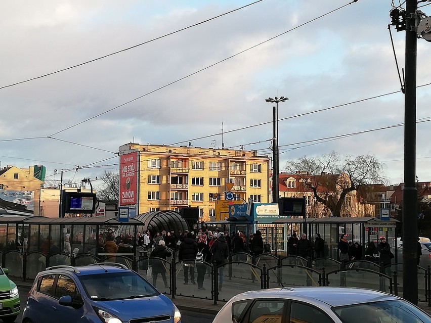 Paraliż w centrum Bydgoszczy. Tramwaje nie jadą [zdjęcia]