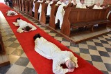 Nowi kapłani w regionie. Zobacz, jak wyglądały święcenia kapłańskie w katedrze drohiczyńskiej [ZDJĘCIA]