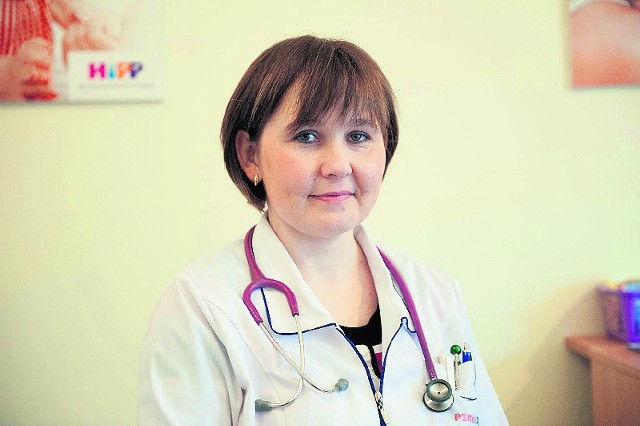 Doktor Mariola Dzierżek przyjmuje nawet 25 chorych dzieci dziennie, po czym jeździ jeszcze na wizyty domowe.
