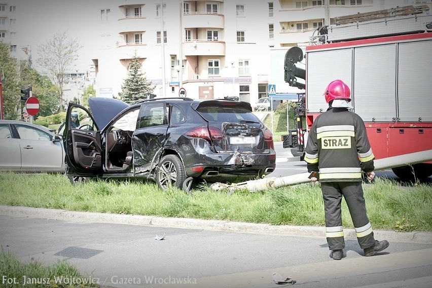 Wrocław: Wypadek Porsche na rondzie Żołnierzy Wyklętych (ZDJĘCIA)