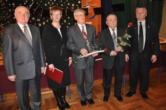 Róże Powiatu to nagrody starosty oleskiego dla animatorów i twórców kultury za osiągnięcia w dziedzinie sportu, twórczości artystycznej, upowszechniania i ochrony kultury.W tym roku nagrody tradycyjnie otrzymały 3 osoby:> prof. Zenon Jasiński - mieszkający w Dobrodzieniu profesor Uniwersytetu Opolskiego, dyrektor Instytutu Nauk Pedagogicznych UO.Aktywnie uczestniczy w cyklu wykładów "Historia Lokalna". Co roku współorganizuje także konferencje podczas festiwalu folkowego Źródło w Dobrodzieniu.> Jan Piech - emerytowany mistrz fryzjerski z Olesna, który znany jest także jako wieloletni numizmatyk oraz najsłynniejszy kolekcjoner pamiątek historycznych związanych z Olesnem. Po kilkudziesięciu latach kolekcjonowania jest posiadaczem unikatowych zbiorów: archiwalnych fotografii, pocztówek, czasopism, medali, książek itd. Jan Piech jest członkiem Koła Miłośników Historii Lokalnej w Radłowie. > Piotr Lempa - znany polski bas operowy, rodem z Dobrodzienia. Koncertuje nie tylko w Polsce, ale i w Anglii, Niemczech, Austrii, Szwajcarii, Francji i USA.Ma tytuł doktora sztuki muzycznej i wykłada na Akademii Muzycznej w Gdańsku.Regularnie przyjeżdża do Dobrodzienia na koncerty charytatywne. Od dwóch lat organizuje także Dobrodzień Classic Festival. Na zdjęciu od lewej: starosta Jan Kus, burmistrz Dobrodzienia Róża Koźlik (odebrała statuetkę w imieniu Piotra Lempy), prof. Zenon Jasiński, Jan Piech, przewodniczący rady powiatu Jerzy Liberka.